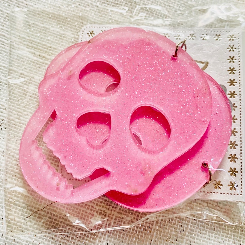 New pink skull earrings ☠️